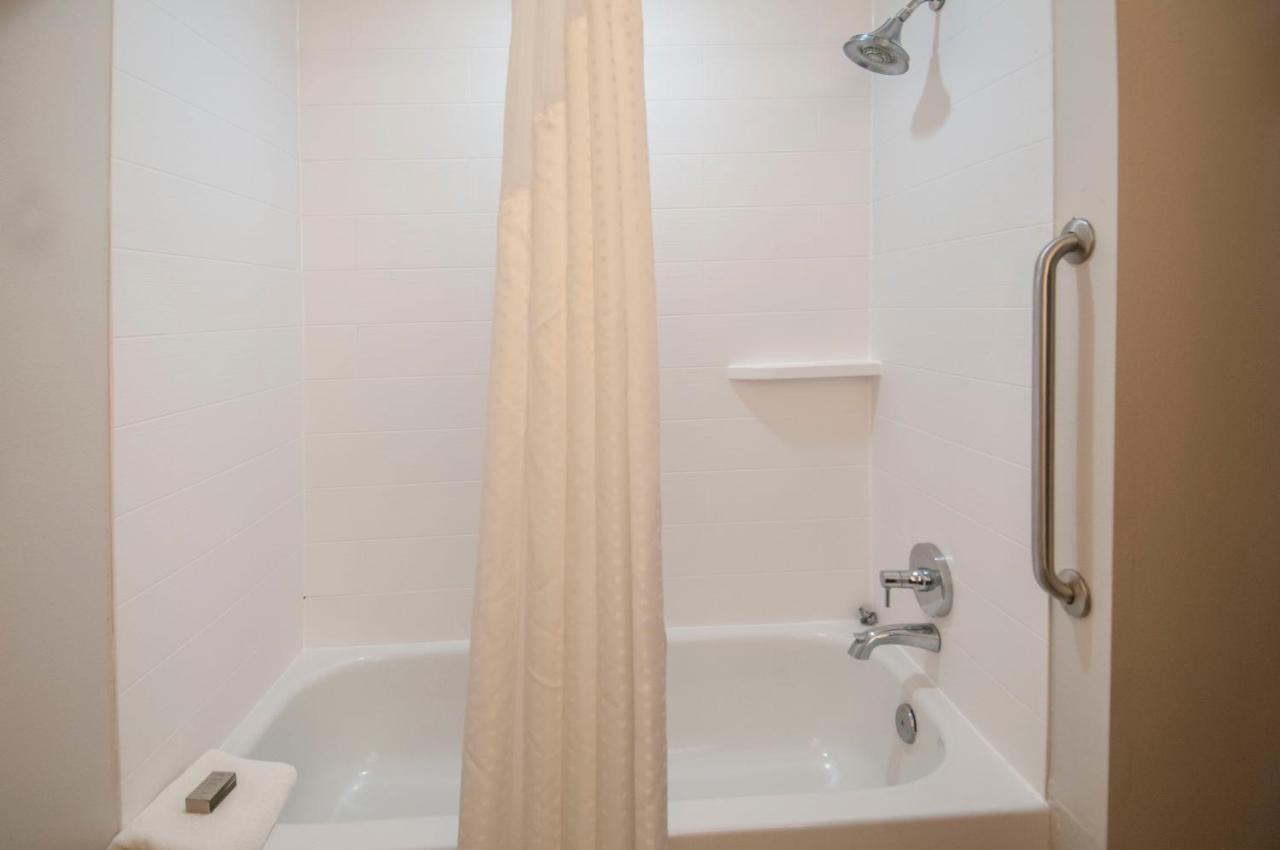 Holiday Inn Express Hotel & Suites Biloxi- Ocean Springs By Ihg Exterior photo